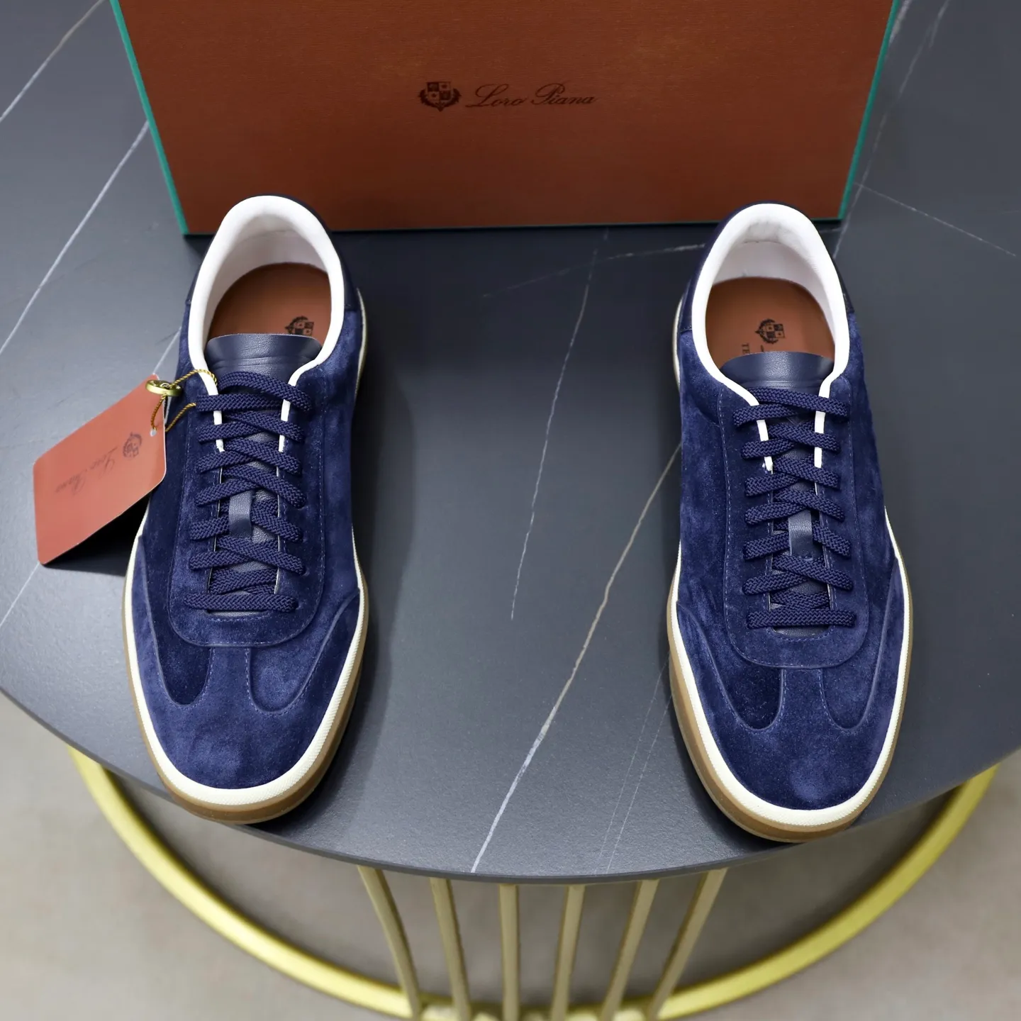 Ex-factory price: 560💰Loro Riana men’s moral training sneakers! Made from high-quality materials and designed in a low-cut silhouette, it offers an elegant and stylish look that's suitable for year-round wear. The unique double-layer sole aesthetic design, caramel cup-shaped outsole is decorated with off-white rubber trim, creating an attractive color combination. Pair with tailored pieces or jeans for a sophisticated yet casual look. The heel is decorated with soft cow leather tongue with Kummel color inserts and cotton laces with embossed LP logo. Upper: cow split suede. Lining: original thickened soft sheepskin. Size: 38-39-40-41-42-43-44 (customized in 45.46)